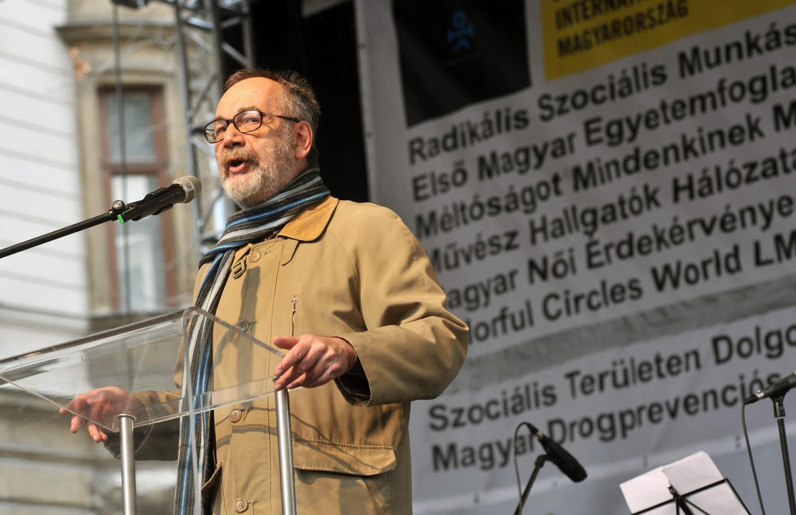 Budapest, 2013. március 9.
Tamás Gáspár Miklós író, filozófus beszél az alaptörvény tervezett, negyedik módosítása elleni, civilek által szervezett demonstráción az Országházhoz közeli Alkotmány utcában 2013. március 9-én.