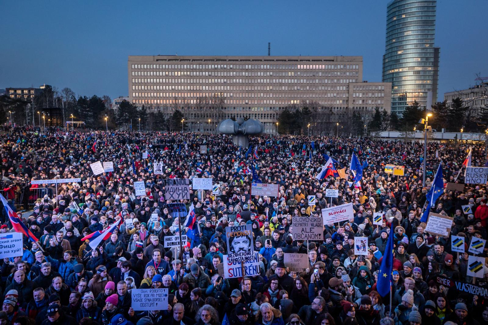 A Fico-kormány politikája ellen tüntetők Pozsonyban 2025. január 24-én