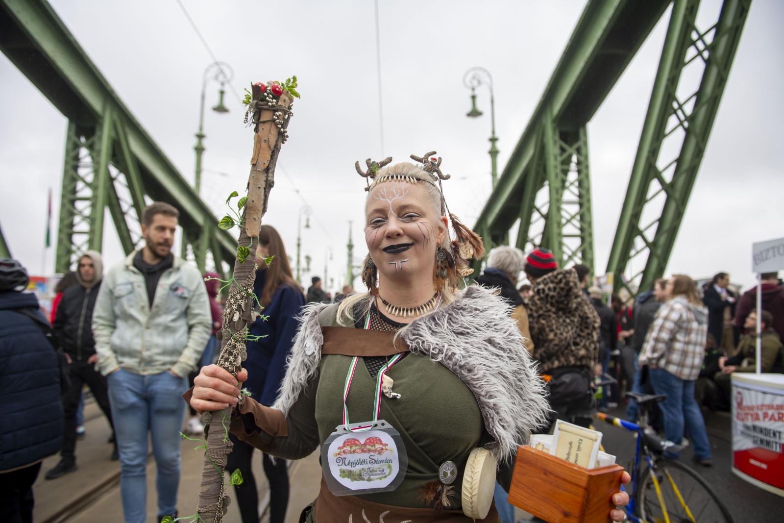 A Magyar Kétfarkú Kutya Párt rendezvénye a Szabadság hídon