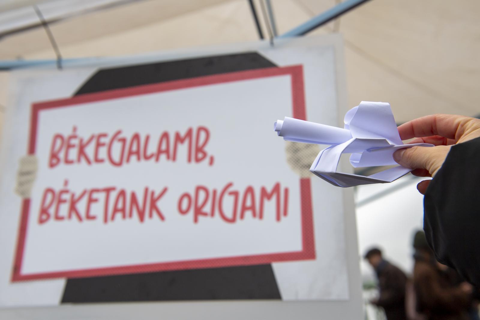 A Magyar Kétfarkú Kutya Párt rendezvénye a Szabadság hídon