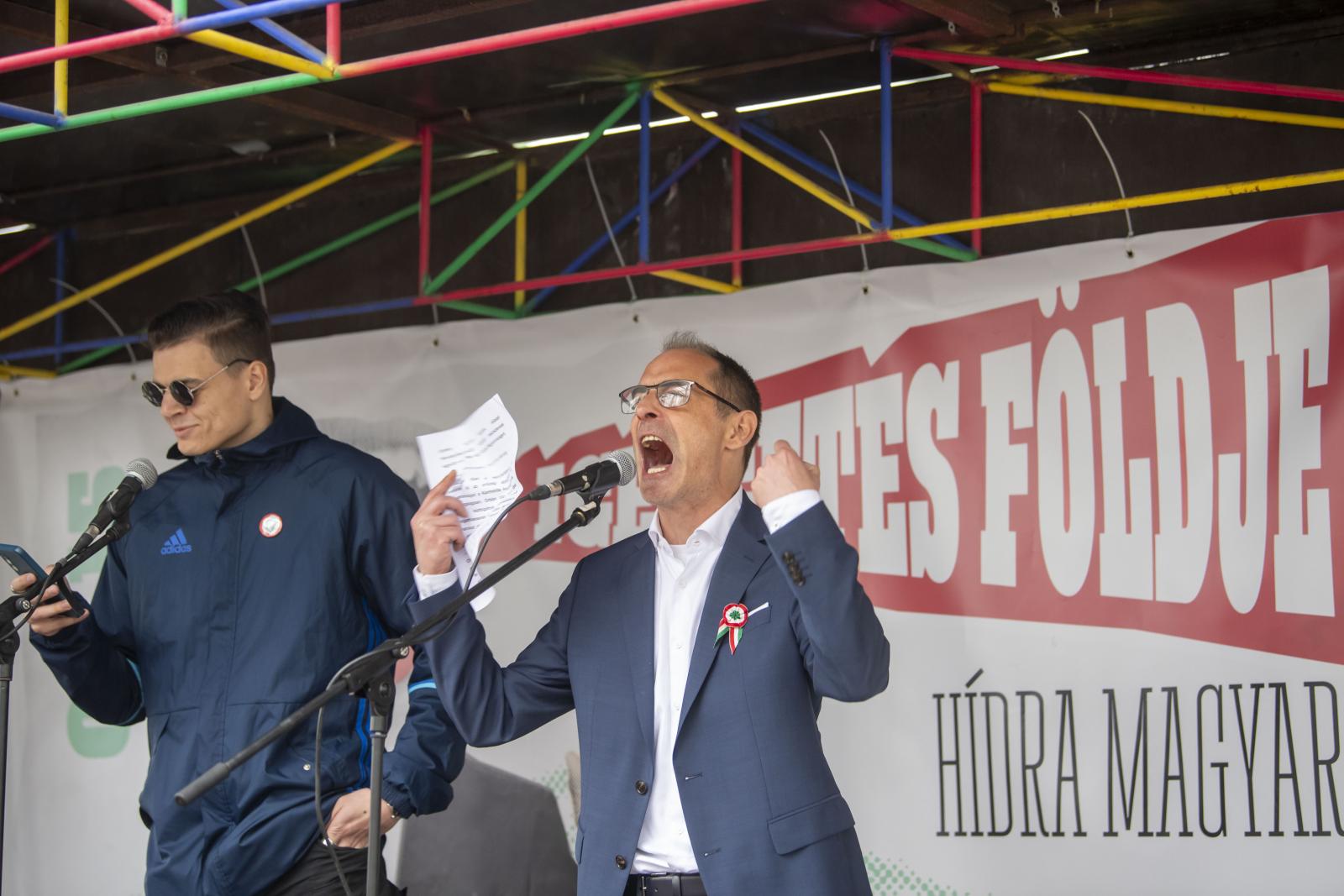 A Magyar Kétfarkú Kutya Párt rendezvénye a Szabadság hídon