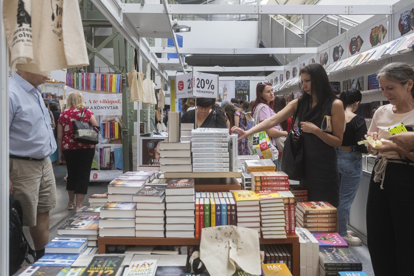 A 95. Ünnepi Könyvhét 2024 nyarán: Budapest olvas flashmob a Fővárosi Szabó Ervin könyvtár szervezésében