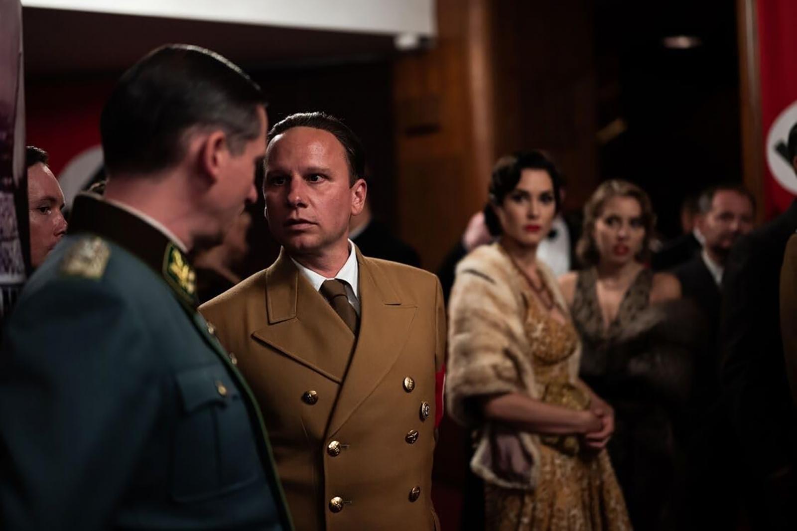 Meg kellett mutatni Goebbels magánéletét, hiszen ő afféle kirakatpolitikus volt, akinek példát kellett mutatnia – a saját propagandája eszközévé vált