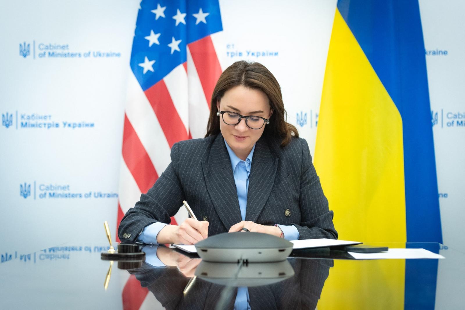Julija Szviridenko április 18-án az ásványkincsszerződéshez vezető memorandum aláírásakor