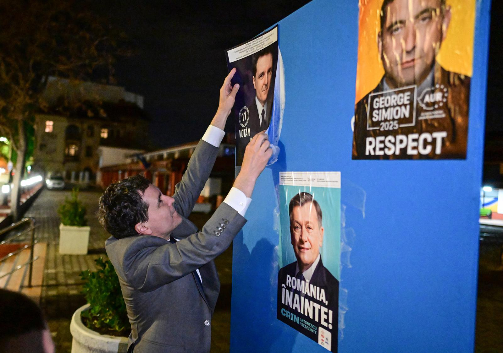 Esélyesek. Jobbra
az amúgy is
szélsőjobboldali
George Simion,
alul a liberális
Crin Antonescu
