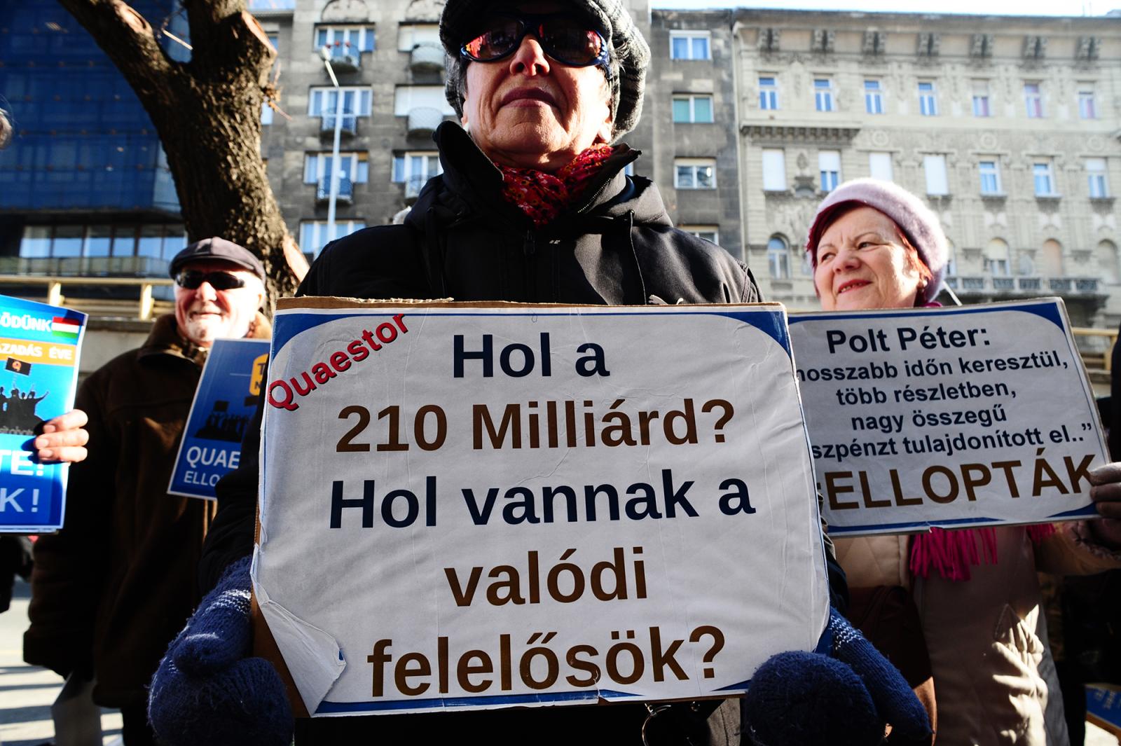 Csőd. Pénzükért aggódó kisbefektetők
2015-ben