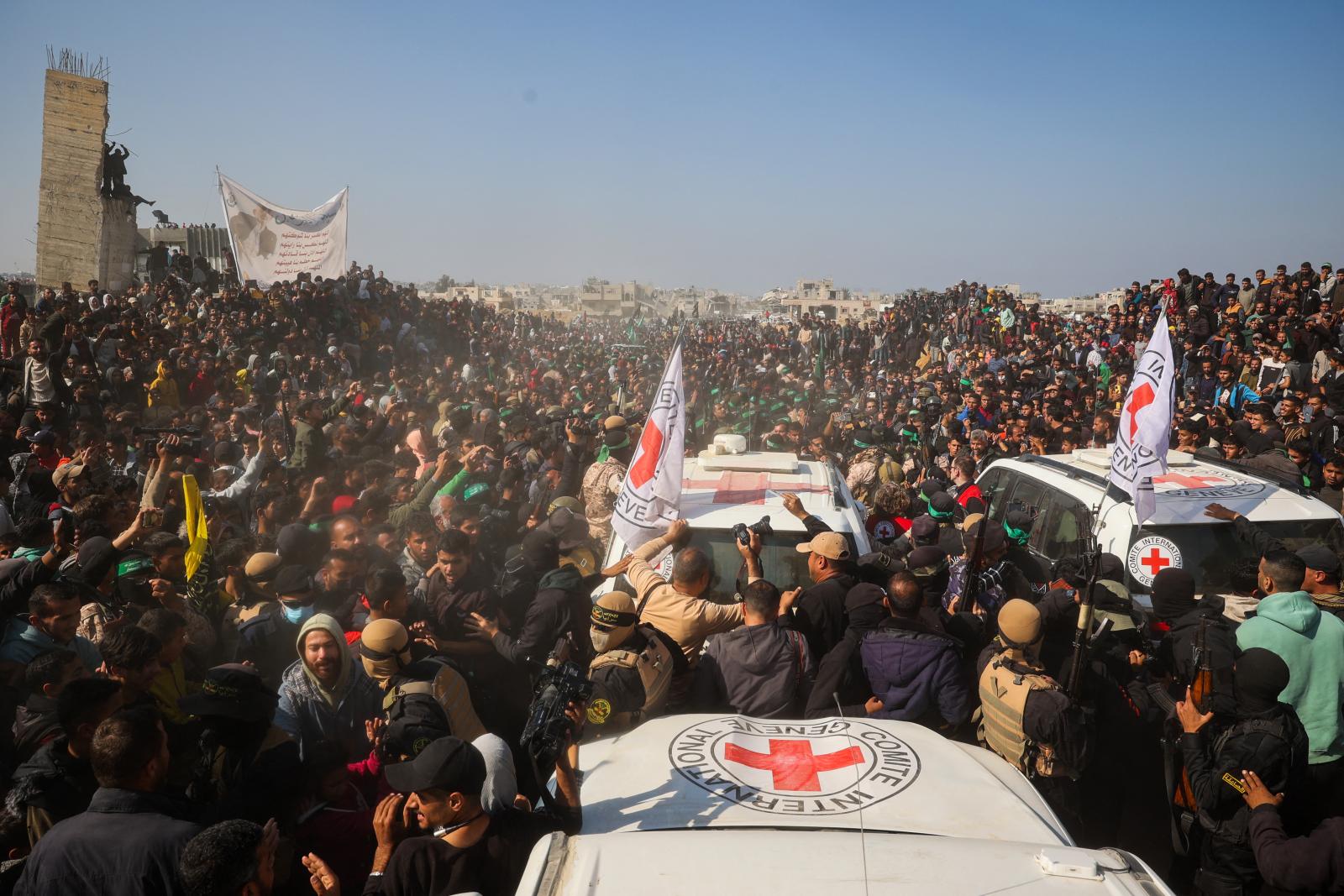 A Vöröskereszt munkatársai támogatnak egy gyászolót, aki elvesztette lányát és testvérét egy szemétlerakó-omlásban, Kampalában 2024. augusztus 10-én. Nyolcan vesztették életüket, köztük két gyermek