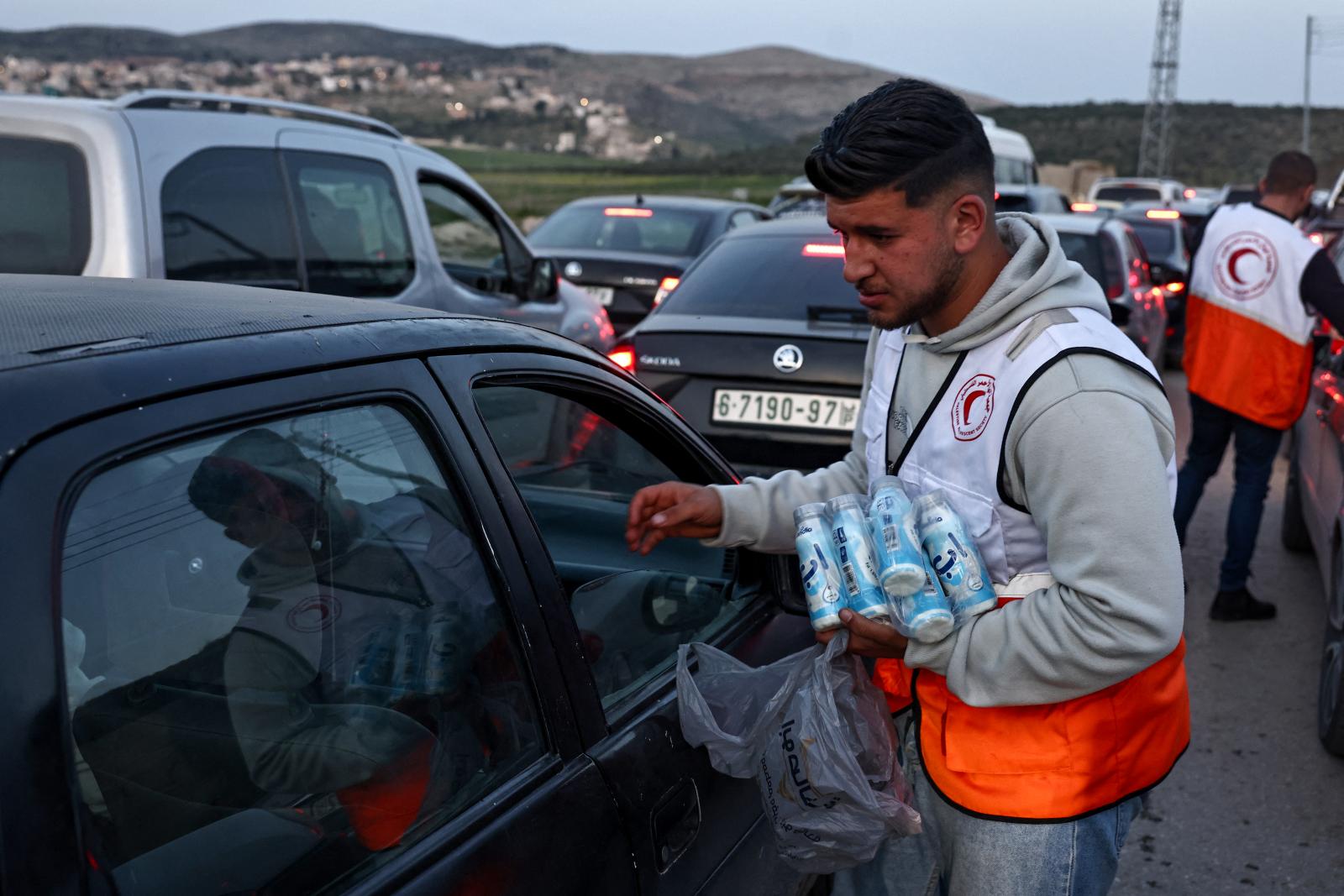 A Vöröskereszt munkatársai támogatnak egy gyászolót, aki elvesztette lányát és testvérét egy szemétlerakó-omlásban, Kampalában 2024. augusztus 10-én. Nyolcan vesztették életüket, köztük két gyermek