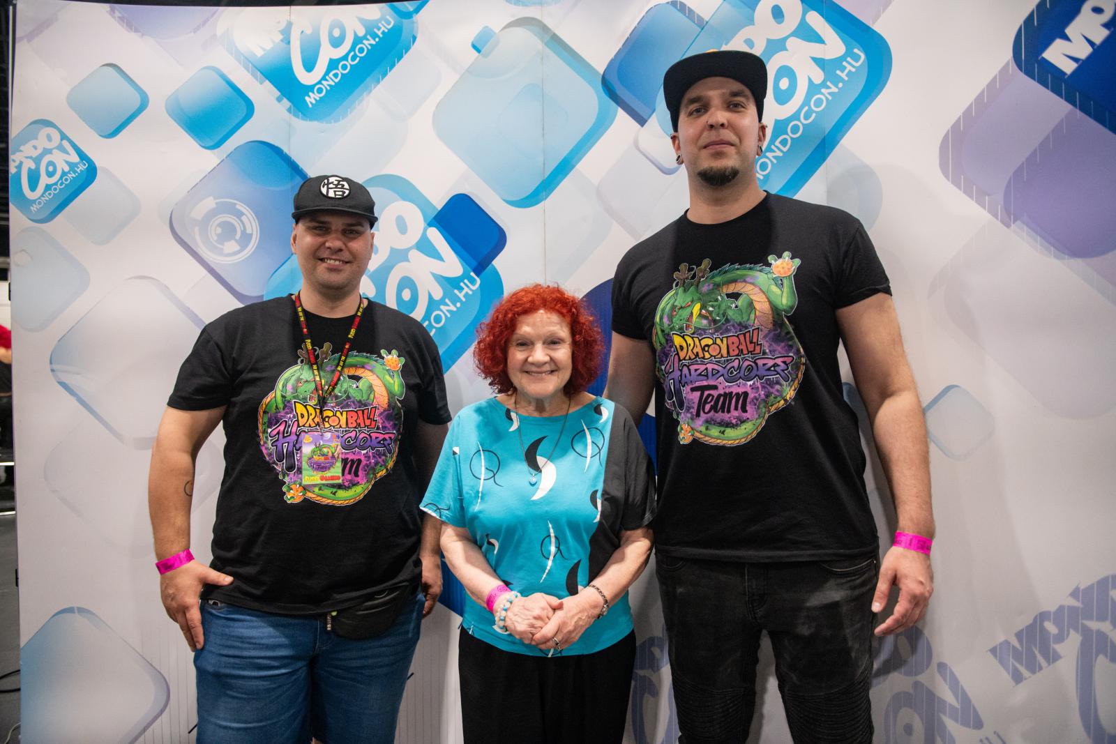 A Dragon Ball Hardcore Team két alapítója, Kálmán Sándor és Ujváry Zoltán között Koltai Judit színművész, aki számos anime-karakternek kölcsönözte már különleges hangját