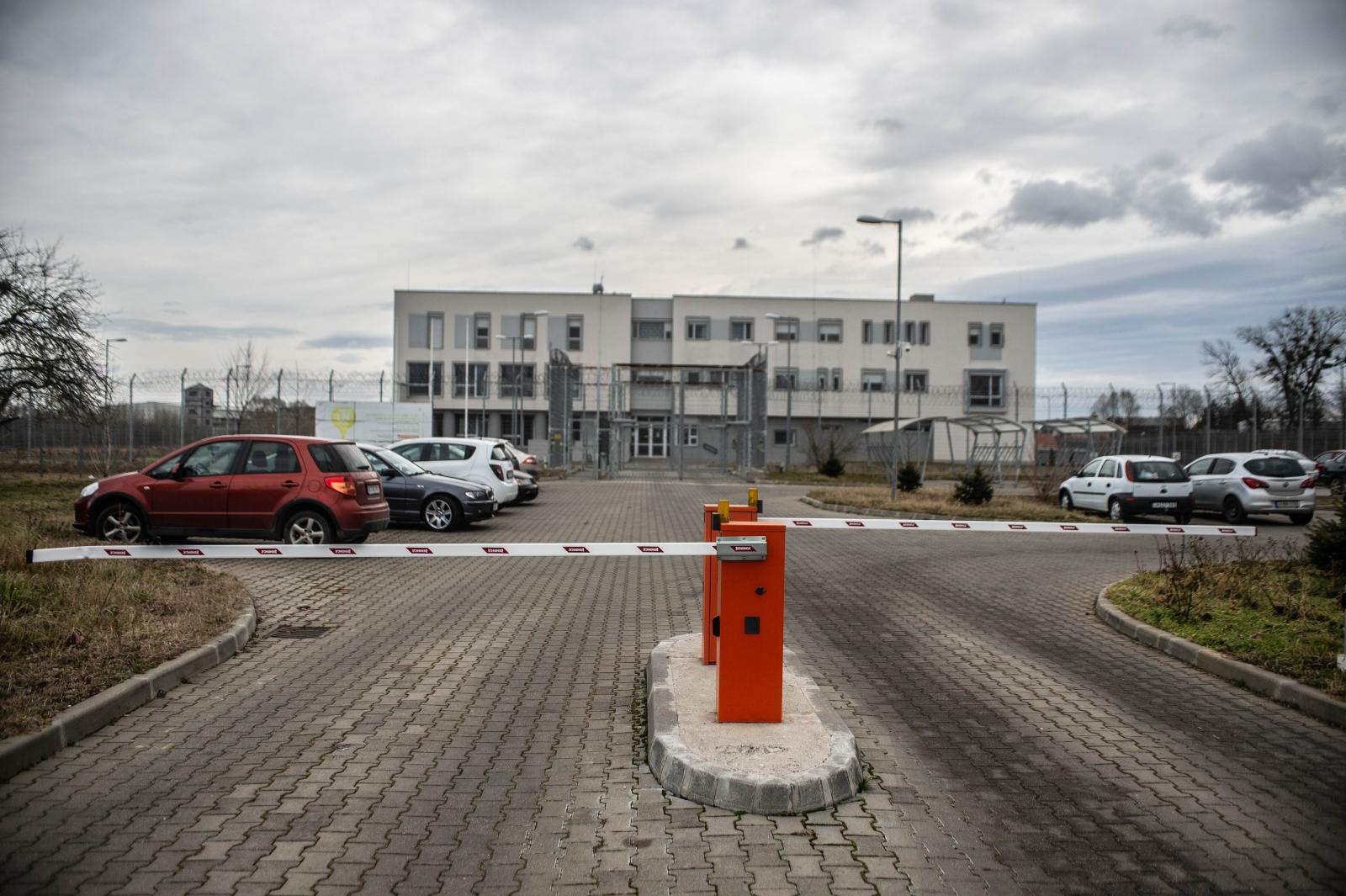 A gyerekek egymás közötti, belső társadalmi viszonya a börtönök világára hajaz.