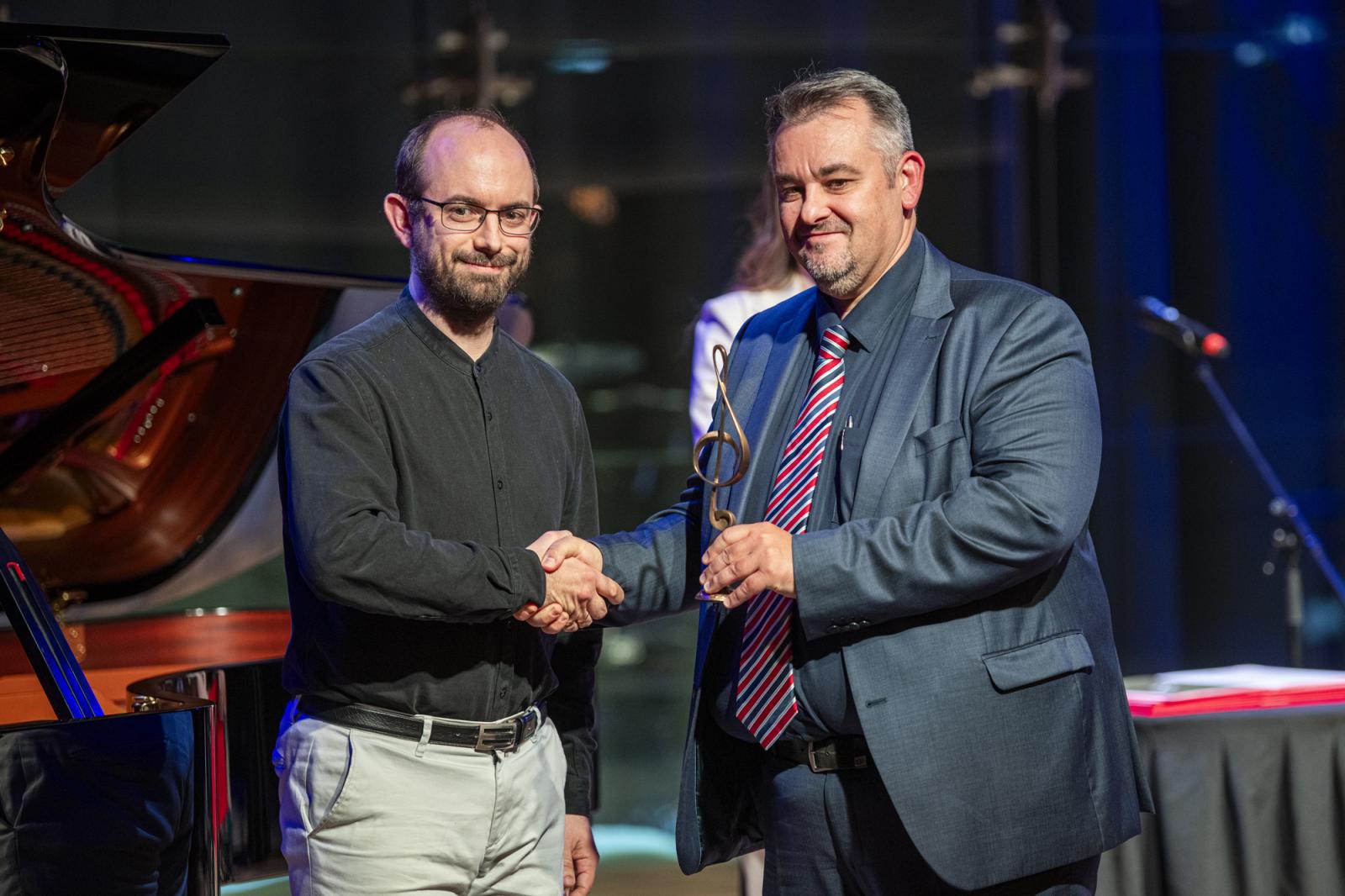 Szilágyi Ákosnak Szinger András főigazgató adta át a nagydíjat