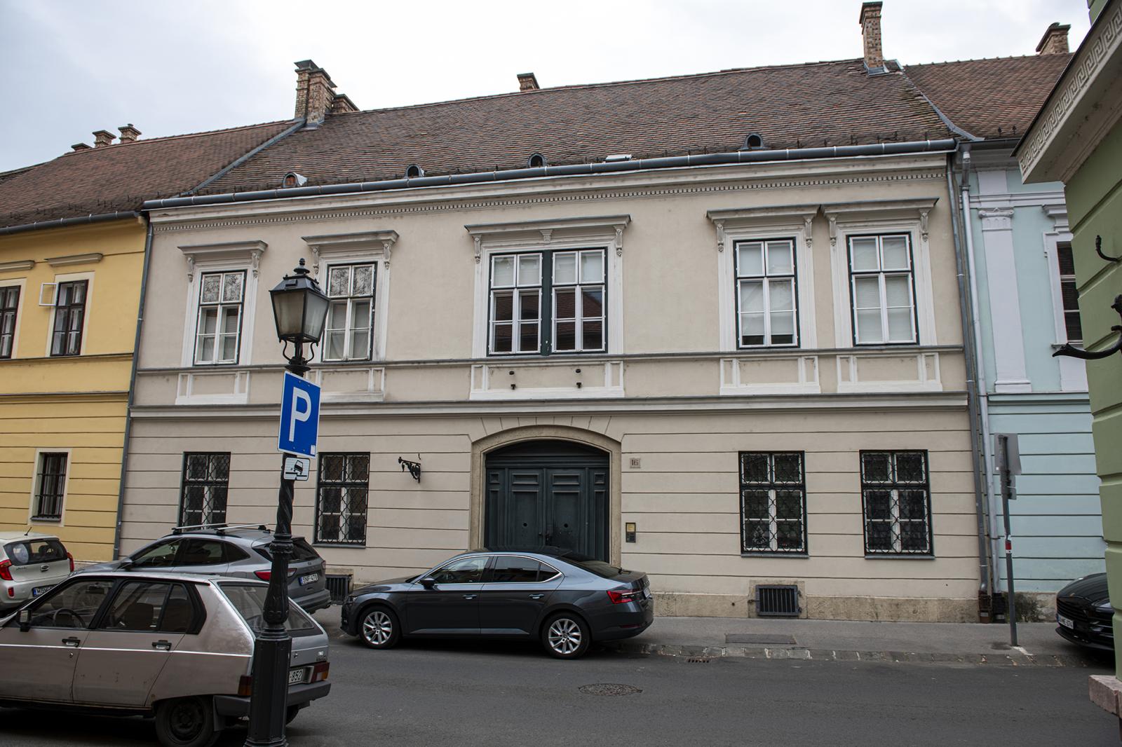 Úri utca. Akad itt egy 69 négyzetméteres lakás, amelyet 13,5 millióért lehet megvenni