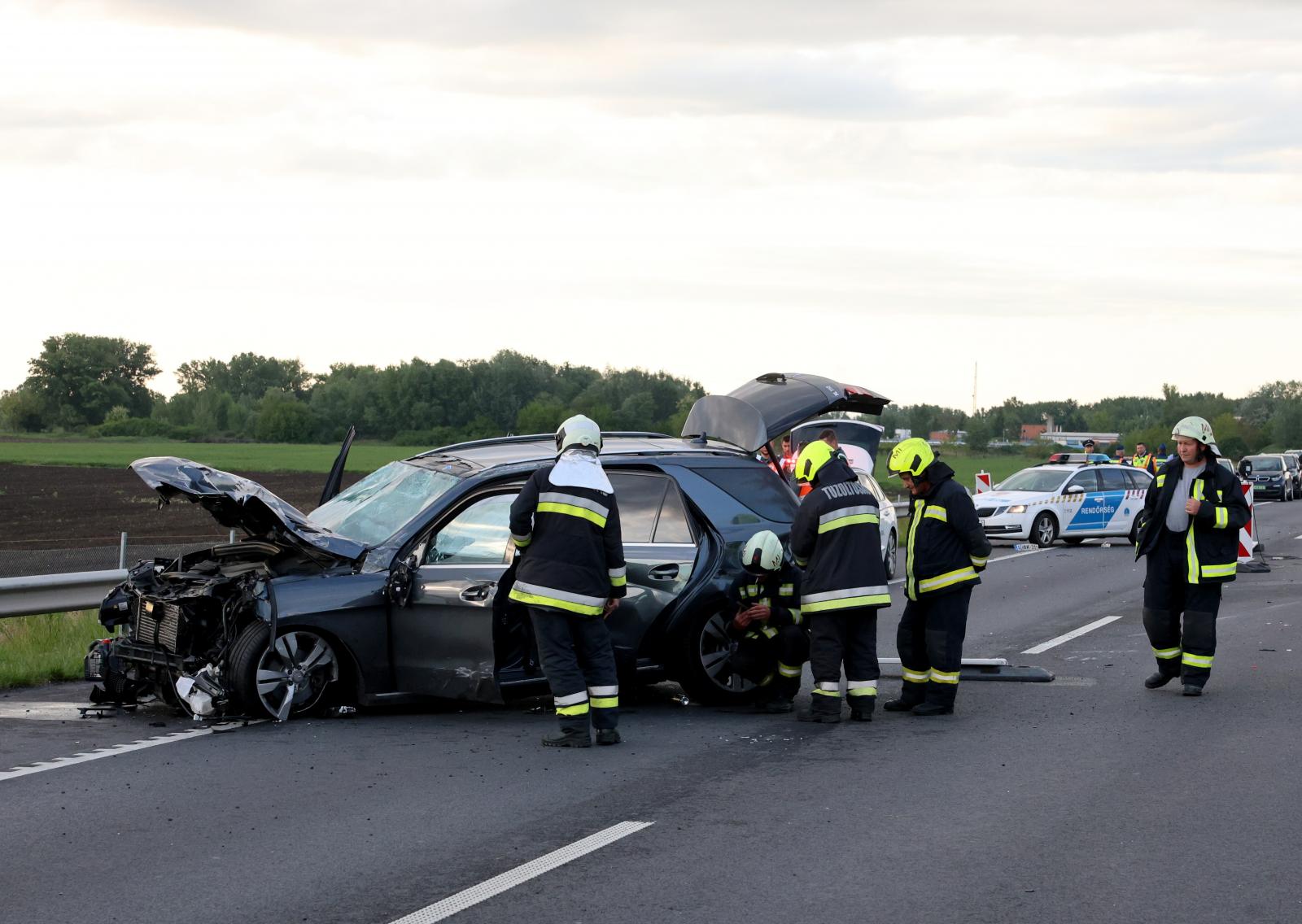 Tűzoltók dolgoznak egy összeroncsolódott jármű mellett az M30-as autópálya Miskolcot elkerülő szakaszán