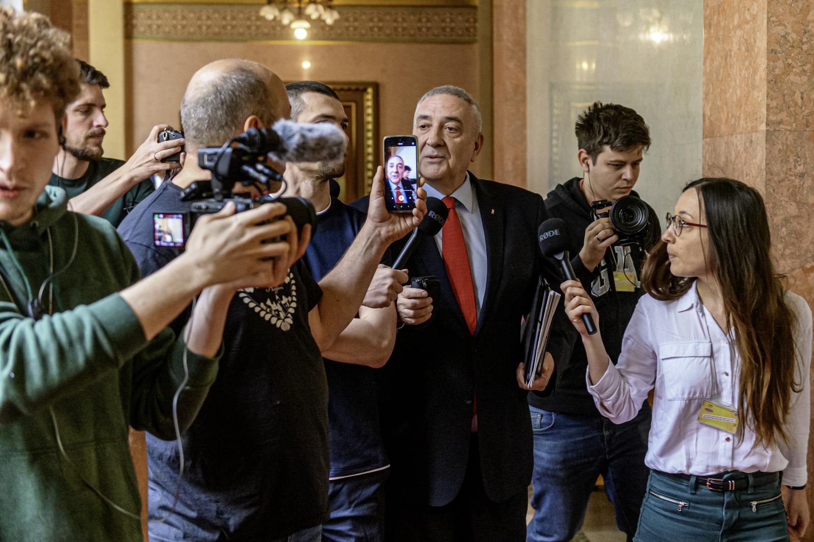 Halász János piros nyakkendőben. A benyújtó