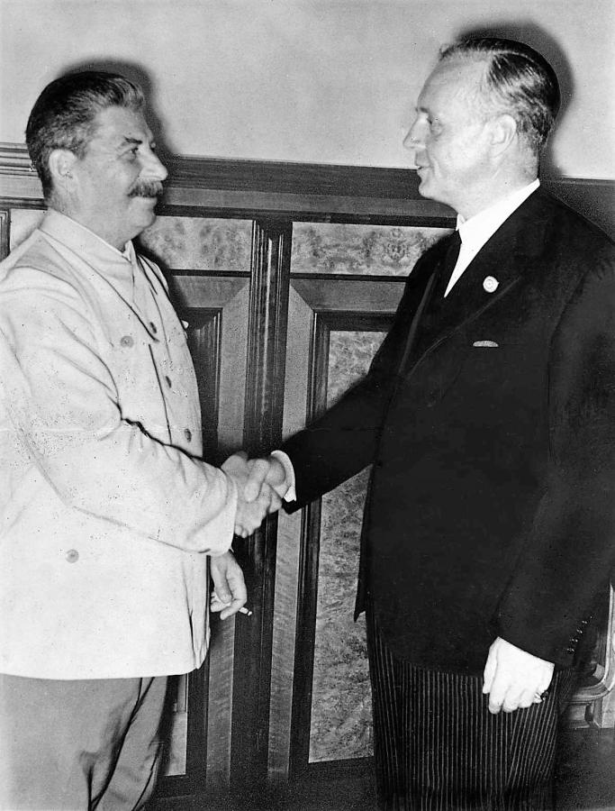 Sztálin kézfogása Ribbentrop német külügyminiszterrel az 1939. augusztus 23-i német–szovjet paktum, azaz a megnemtámadási szerződés aláírása után