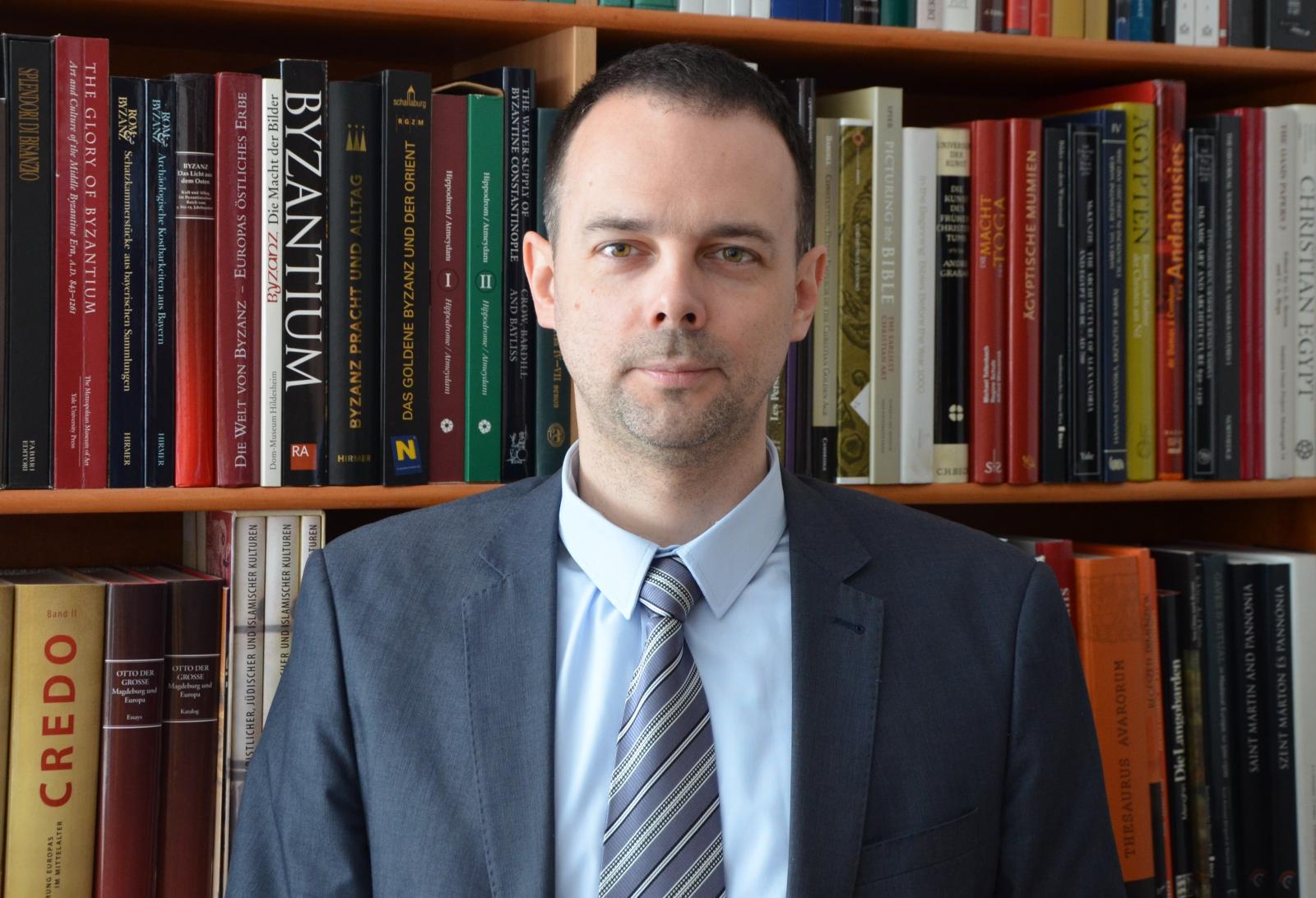 Bollók Ádám régész, történész feltételezése szerint a Levediára és Etelközre vonatkozó ismeretanyag nagyobbrészt egy kazár közvetítőn keresztül juthatott el a bizánci udvarba