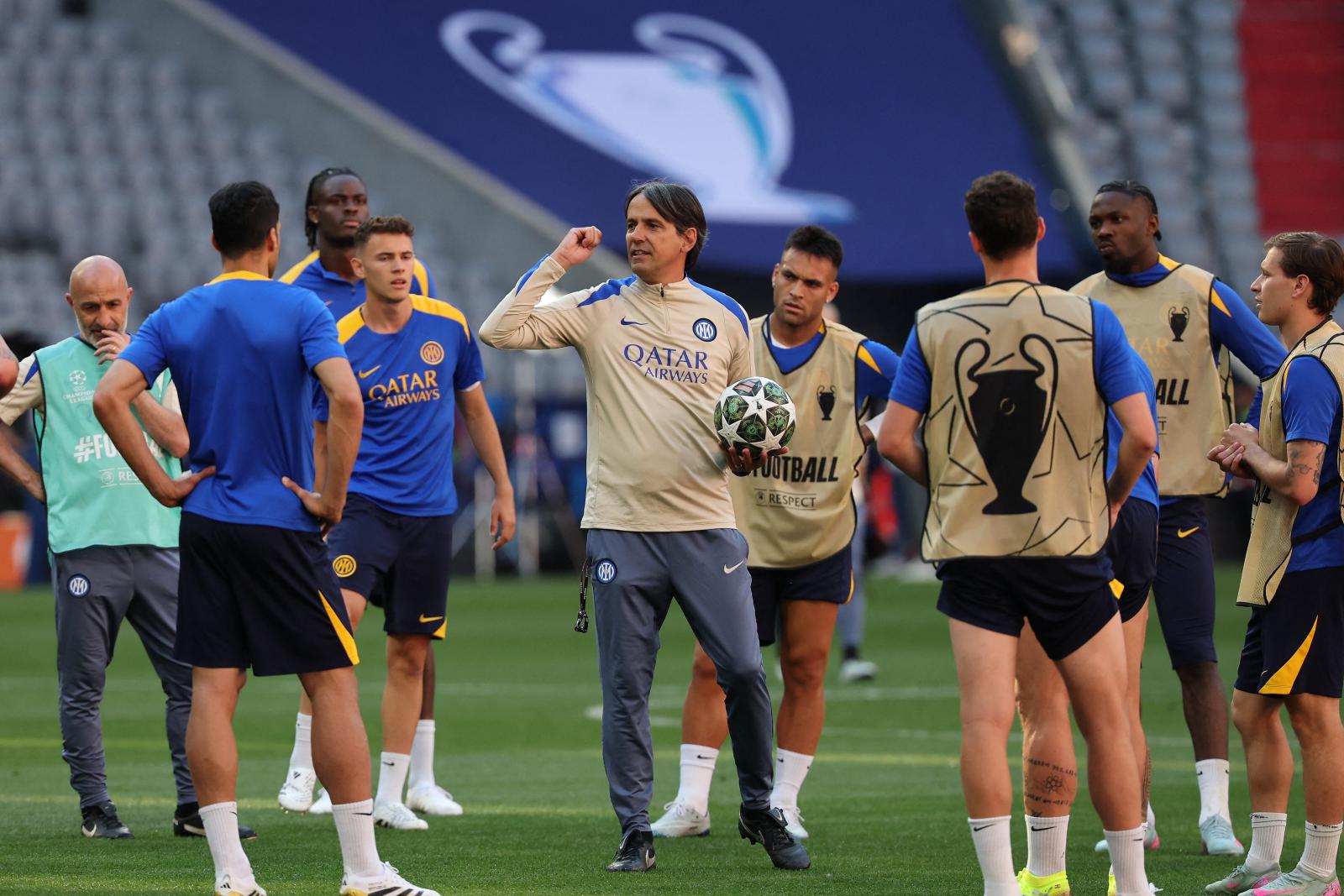 Simone Inzaghi (középen), az Inter edzője akkor sem biztos, hogy marad, ha nyer