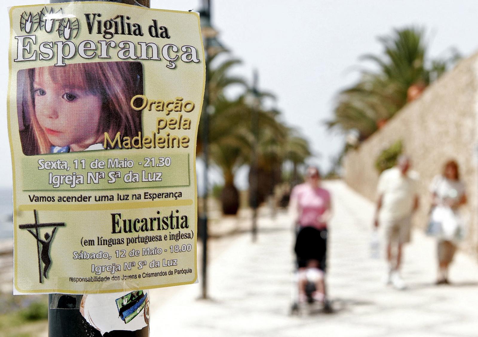 Az eltűnt kislányért kihelyezett imaplakát Praia de Luz-ban 2007 május 12-én 