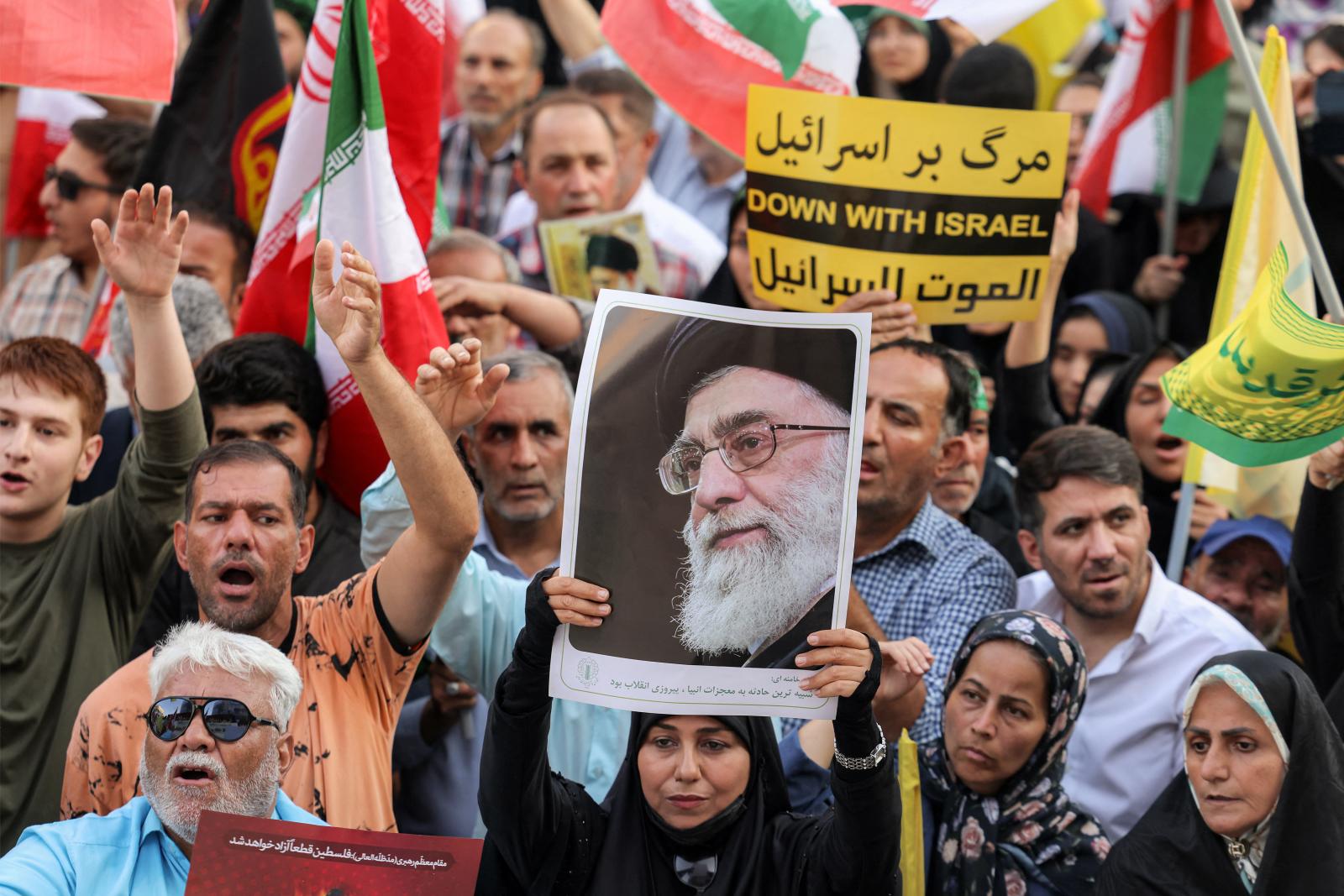 Tüntetők szombaton Teheránban Ali Hamenei ajatollah arcképével