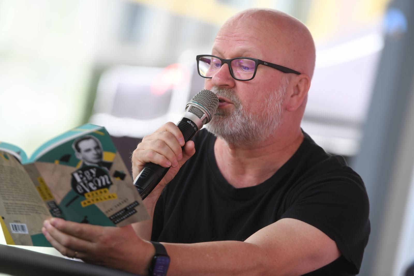 „A jó művek azok, amelyeket sokféleképpen olvashatunk. Szerb Antal is mindig másként csillan” – mondta Prieger Zsolt a könyvbemutatón
