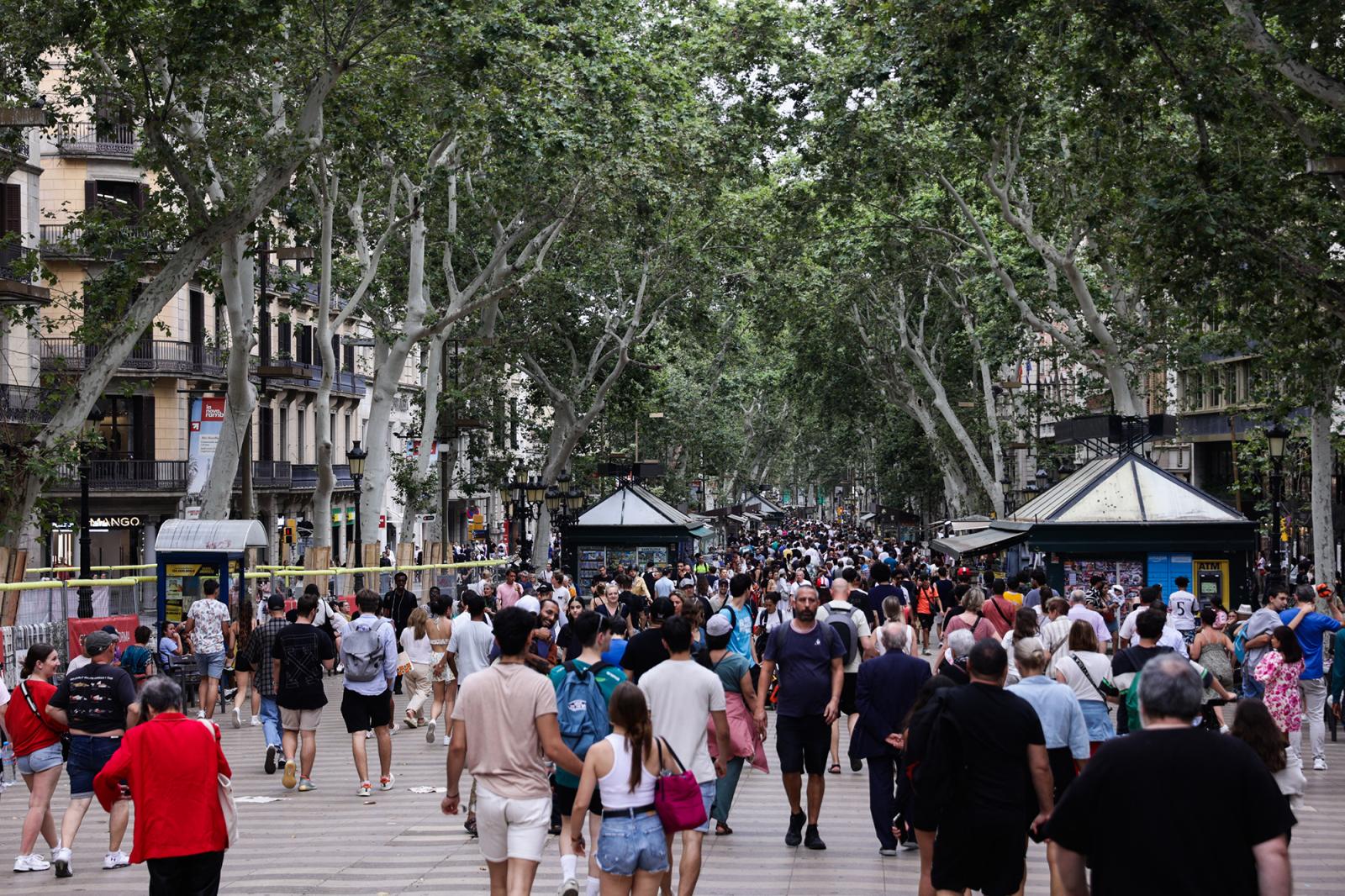 Barcelona
nevezetes
sétálóutcáján,
a La Ramblán
is hullámzik az
emberáradat.
Kérdés, hogy
mit lehet és kell
tenni a tömegturizmus
ellen