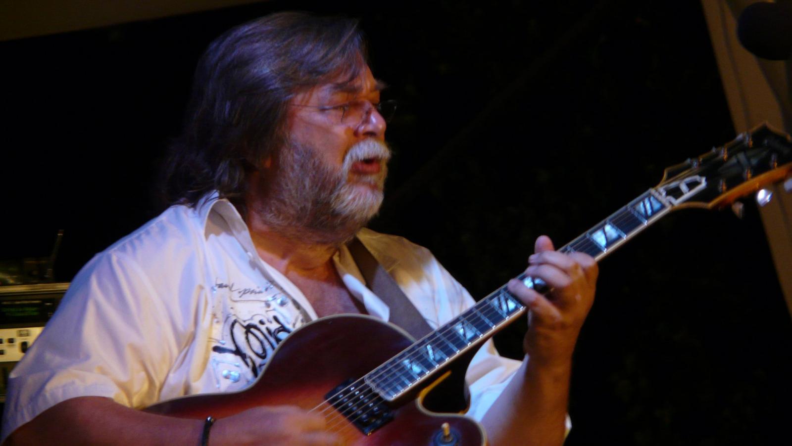 Babos Gyula 2011-ben Balatonbogláron: kézen fogta a szervezőket. A gitárművész 2018-ban hunyt el