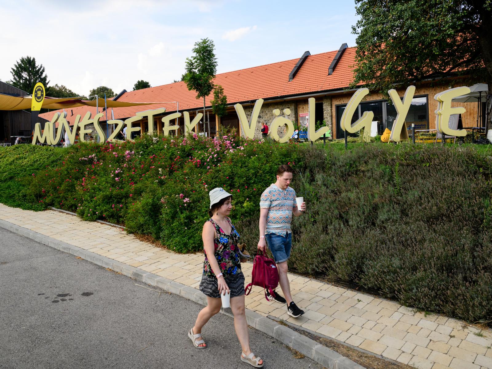A HéBa zenekar alkalmi örömzenélése Kapolcson, a Művészetek Völgyében