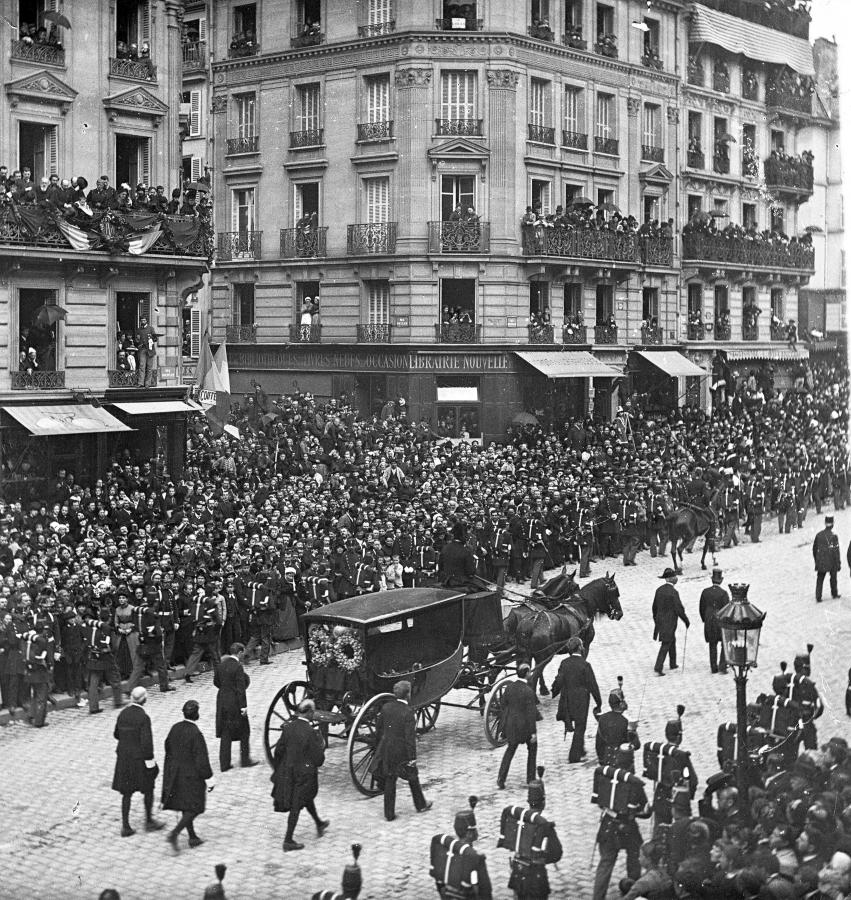 Victor Hugo 1885. június 1-jei búcsúztatásán a III. Köztársaság felmutatta egységét, bizonyította legitimitását, és szakralizálta a republikánus értékeket