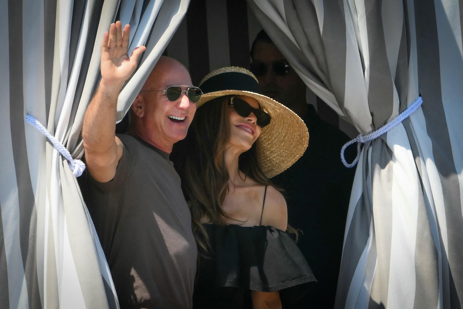 Kendall, Kris és Kylie Jenner partira indulnak a Gritti Palace Hotelből