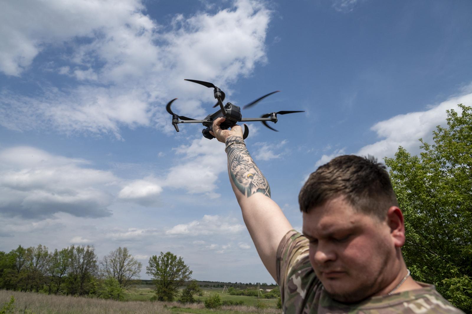 Ukrán katona FPV-drónnal. Ukrajna átszervezi szárazföldi haderejét, önálló fegyvernemmé szervezi a drónerőket