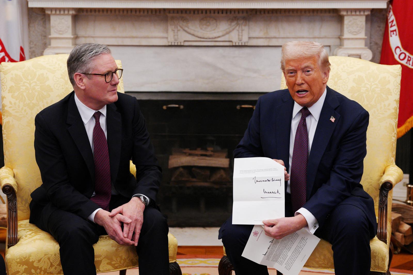 III. Károly király hivatalos meghívólevelét Keir Starmer brit miniszterelnök nyújtotta át Washingtonban Trumpnak 2025. február 27-én