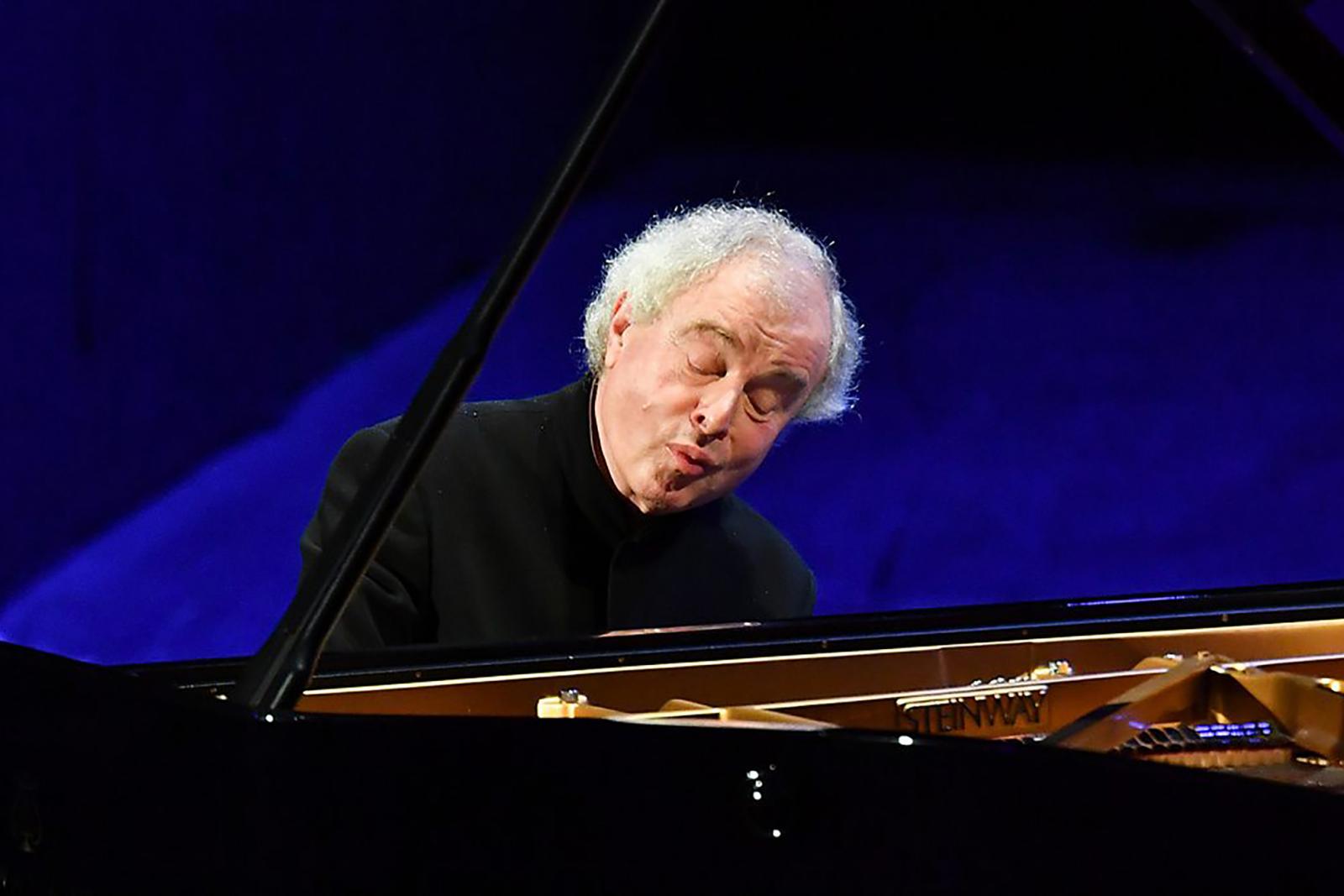 Schiff András Bach híres művét, A fúga művészetét adja elő a fesztiválon