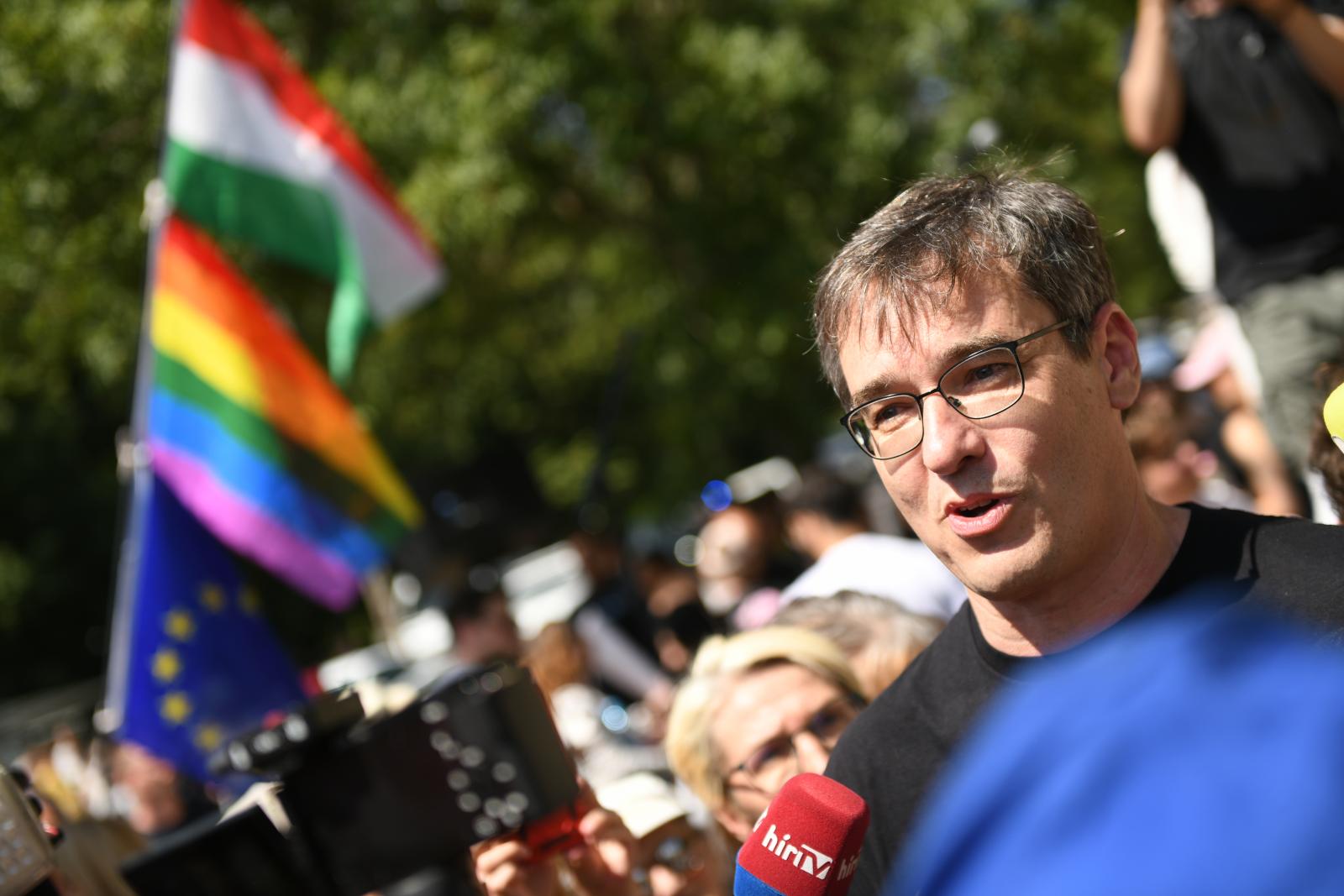 Karácsony Gergely főpolgármester a kihallgatása után a Nemzeti Nyomozó Iroda NNI Labanc utcai központja előtt augusztus 1-jén 