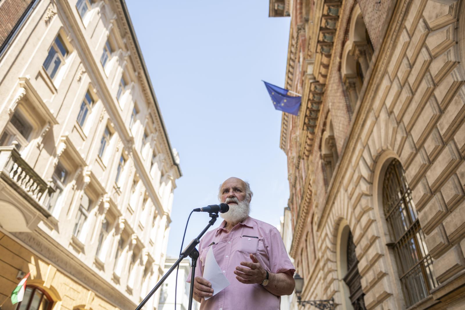 Iványi Gábor az iskolabezárás ellen Budapest Főváros Kormányhivatala előtt tartott tiltakozáson 2024. szeptember 3-án