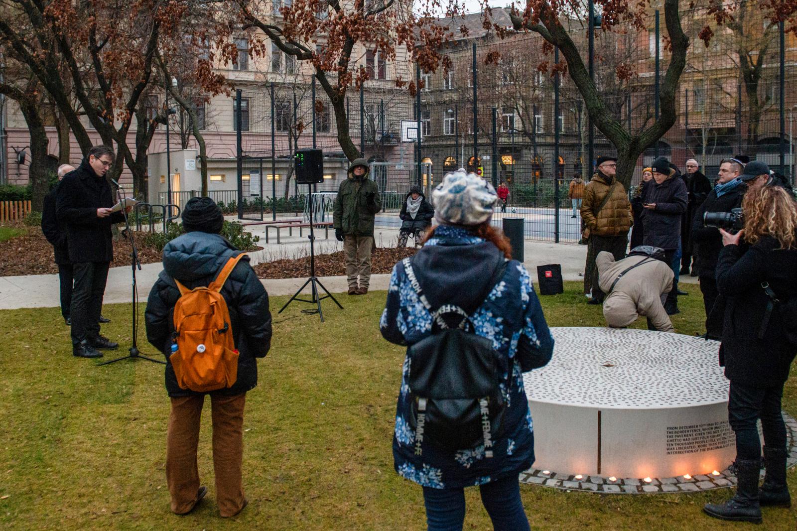 Megemlékezés Klauzál téri holokauszt emlékműnél Karácsony Gergely beszédével január 19-én. A háttérben a közeli játszótér 