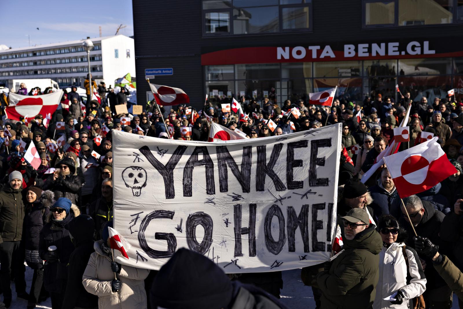 Tüntetők a „Grönland a grönlandiaké” jelszóval meghirdetett demonstráción Nuukban, 2025. március 15-én.
