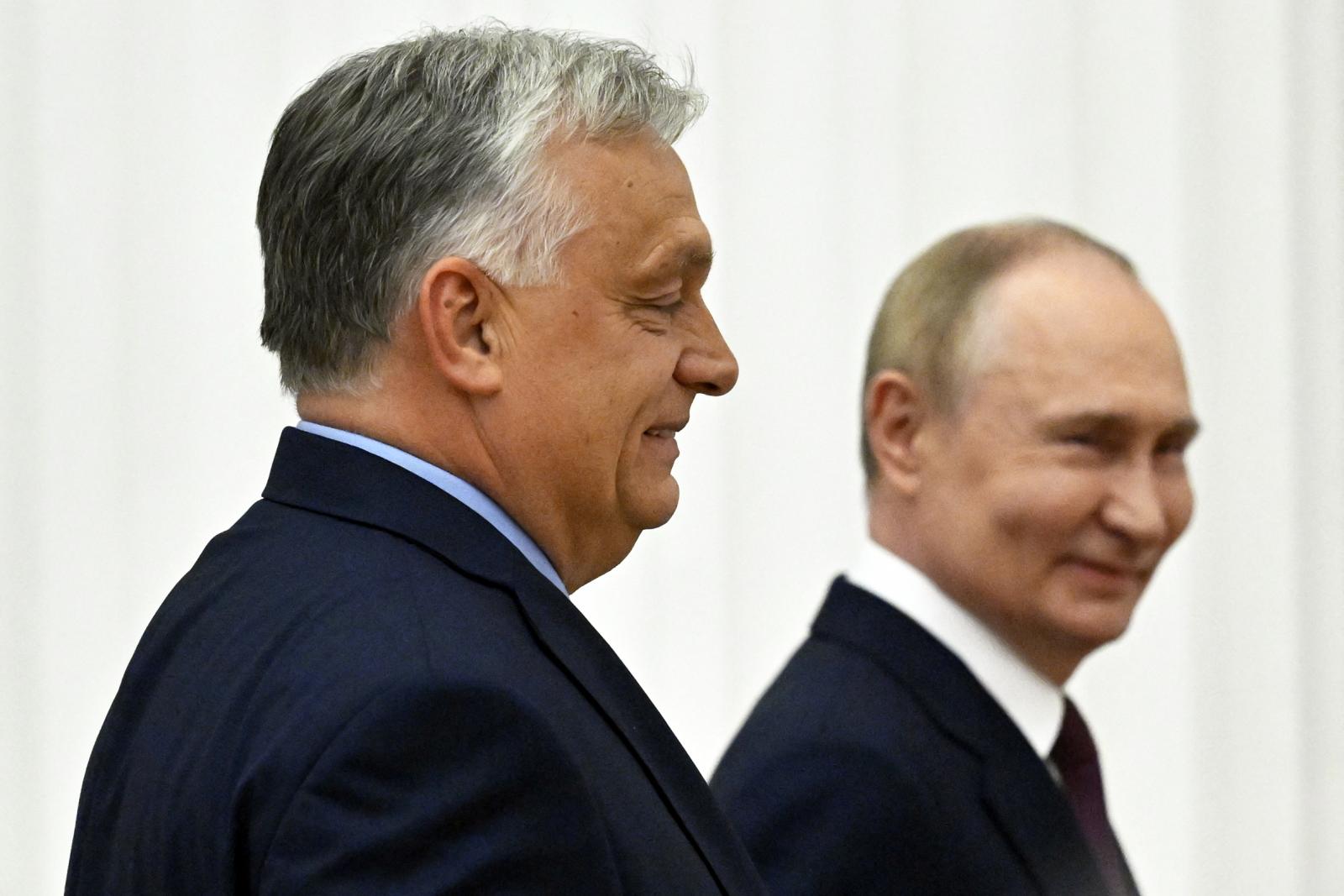 Két mosolygós arc. Orbán Viktor és Vlagyimir Putyin