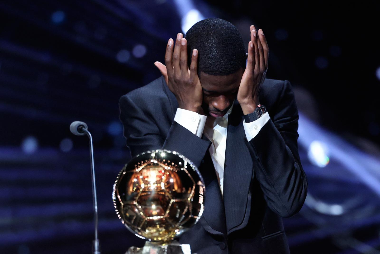 Ousmane Dembélé és a Barcelona spanyol középpályása Aitana Bonmati miután átvették az Aranylabdát a 2025-ös France Football díjátadó ünnepségen