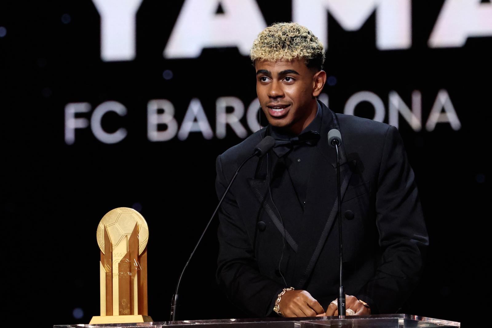 Ousmane Dembélé és a Barcelona spanyol középpályása Aitana Bonmati miután átvették az Aranylabdát a 2025-ös France Football díjátadó ünnepségen