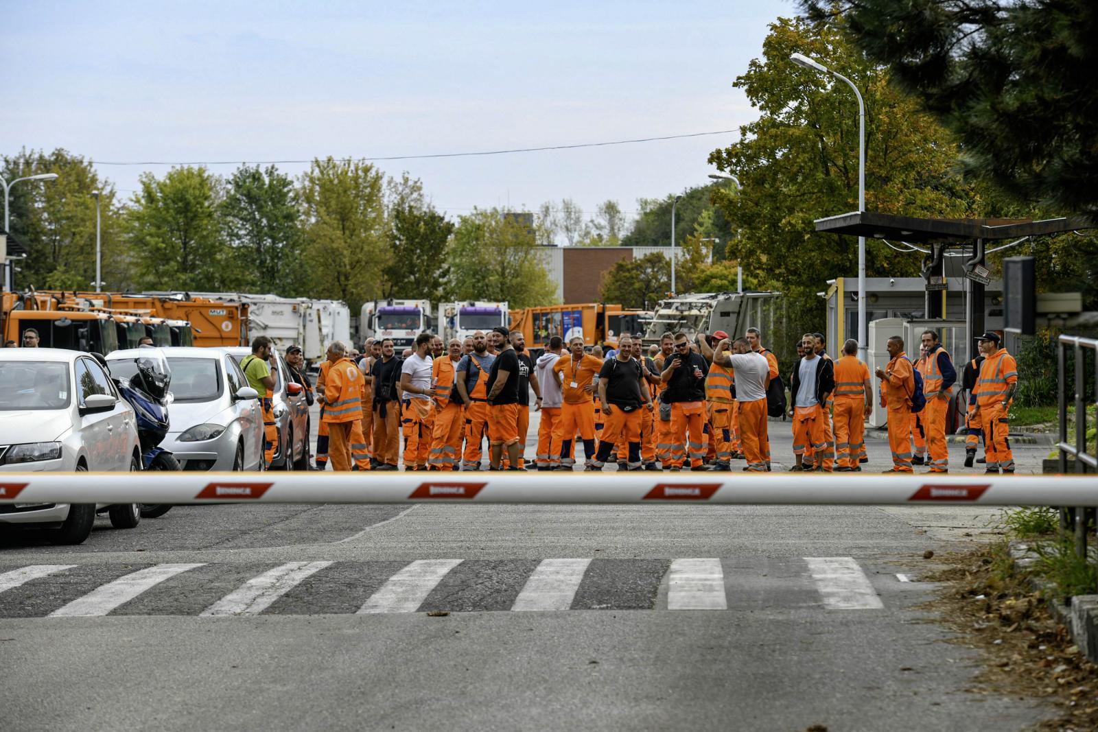 Sztrájkoló kukások a MOHU BP Lakossági szelektív hulladékgyűjtő udvarán a Testvérhegyi úton szeptember 24-én 