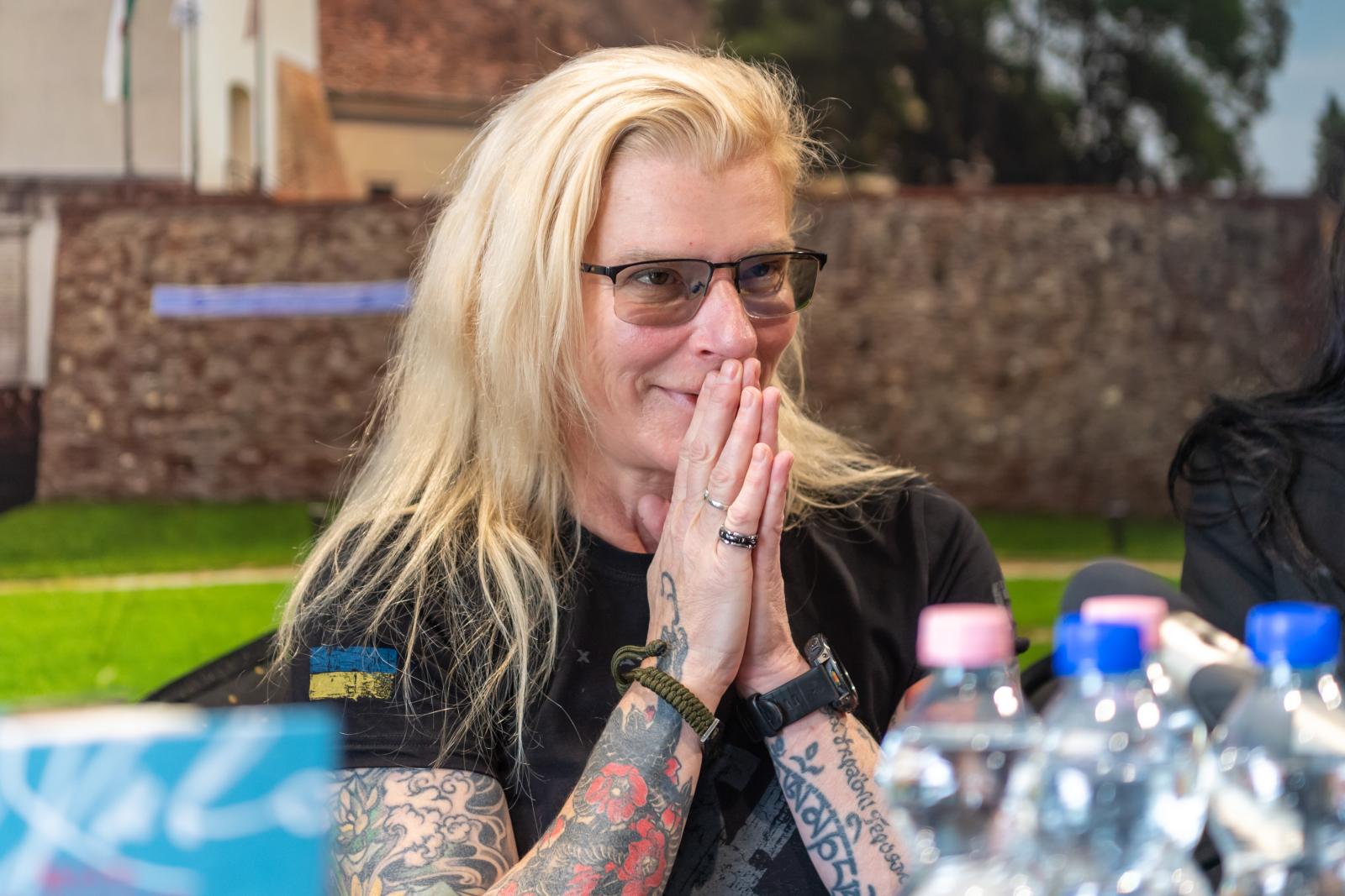 Julija Pajevszka nem tervezte, hogy megjelenteti a verseit, terápiaként tekint a költészetre;