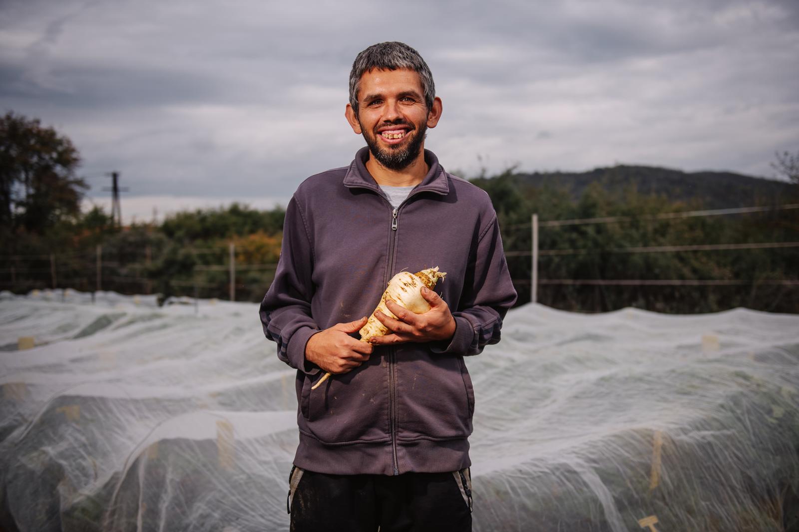 Sanyi és kétkezi munkájának gyümölcse, egy paszternák