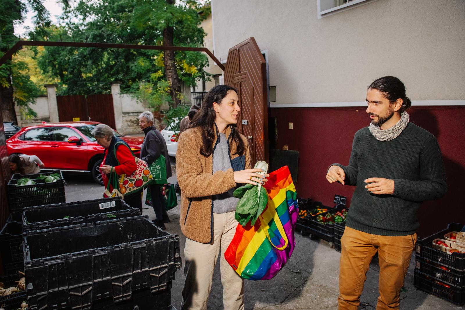 Csütörtök van, ma veszik át a zöldségeiket a tagok