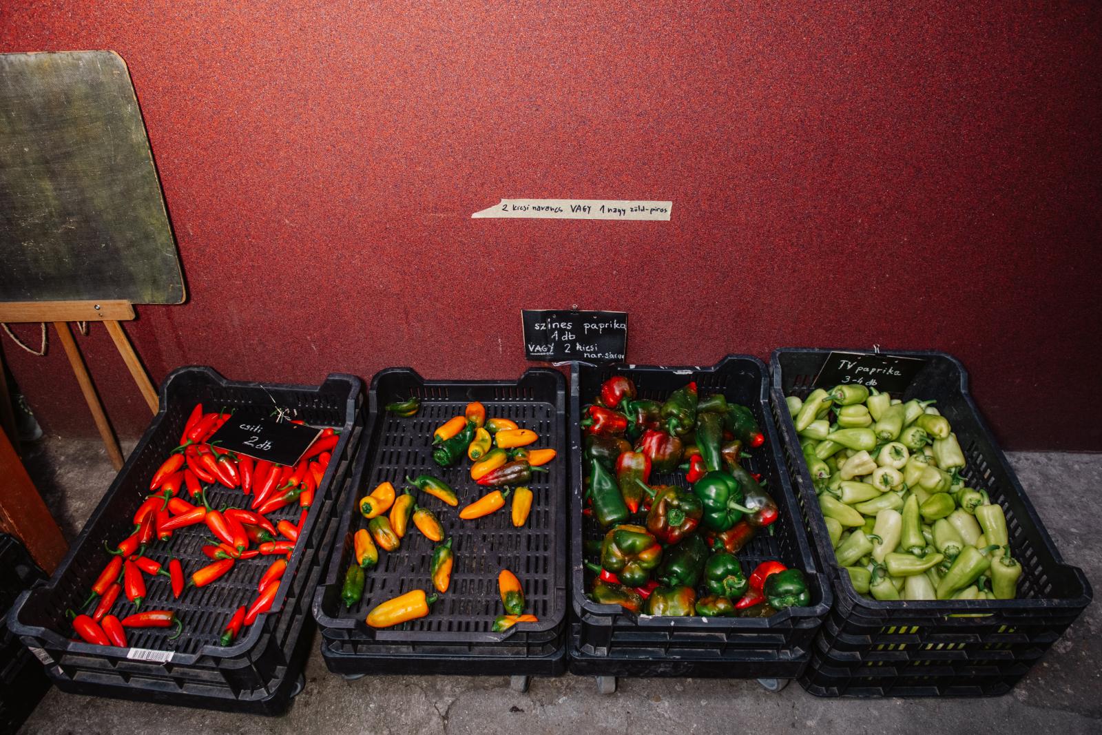 Csütörtök van, ma veszik át a zöldségeiket a tagok