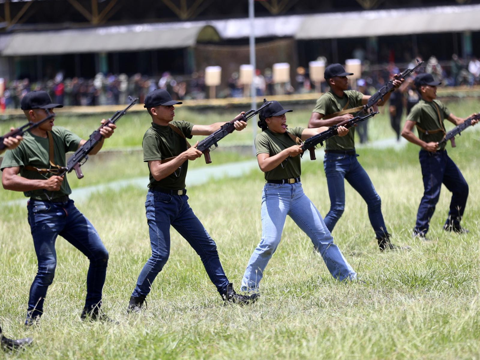 Gőzerővel zajlik a Milicia Bolivarianába augusztusban toborzott tömegek kiképzése