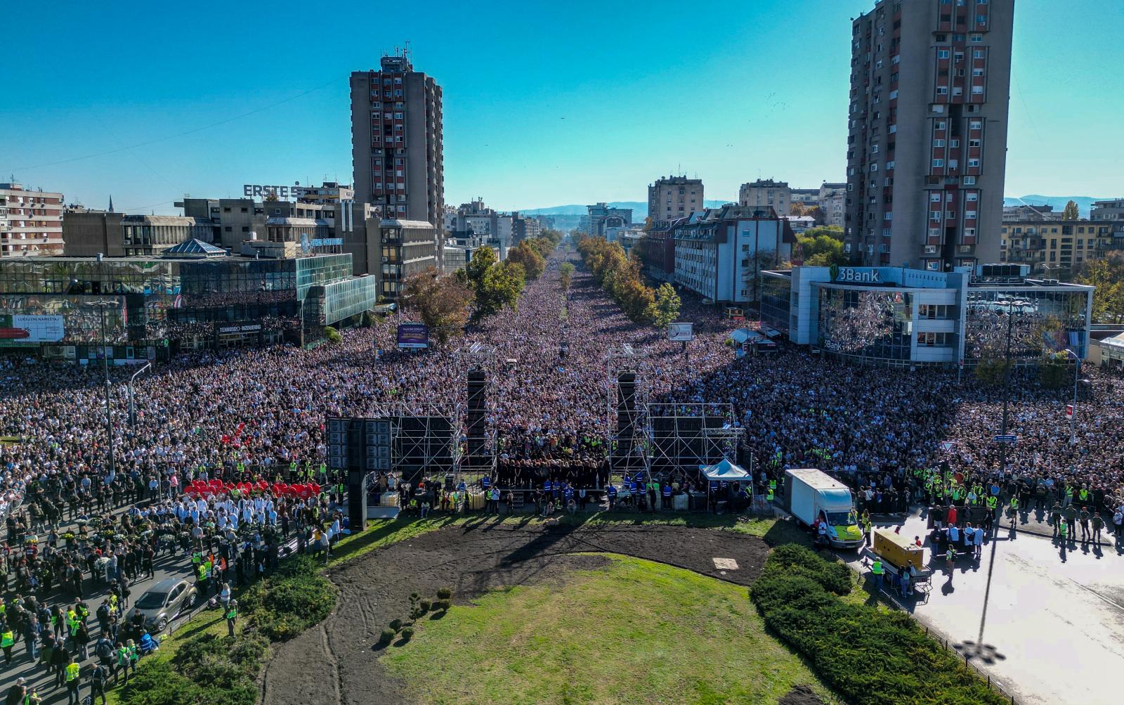 Az Újvidéken összegyűlt tömeg felülnézetből