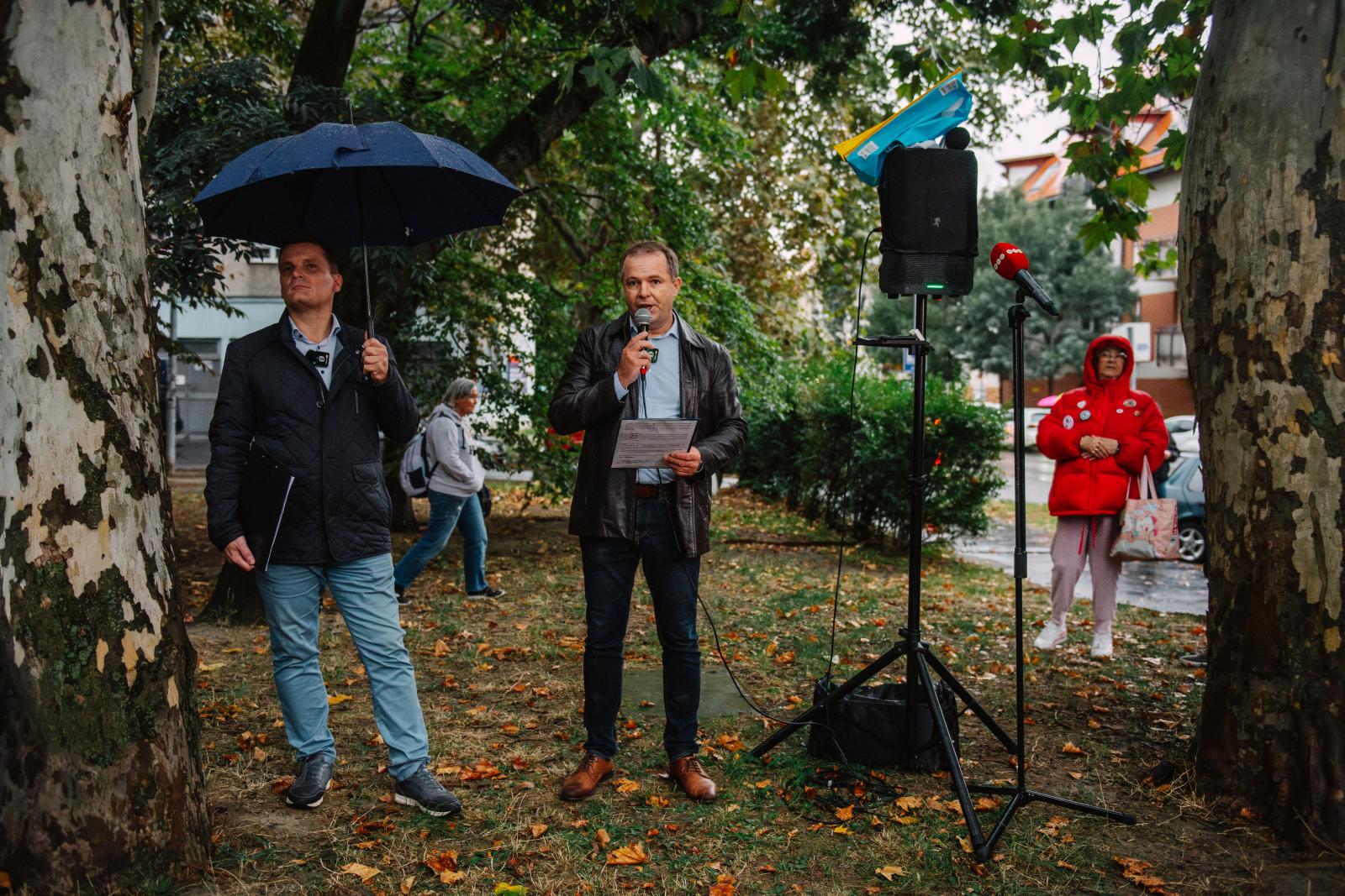 Tüntetés a budapesti Szőlő utcában a Budapesti Javítóintézet előtt 2025. szeptember 25-én