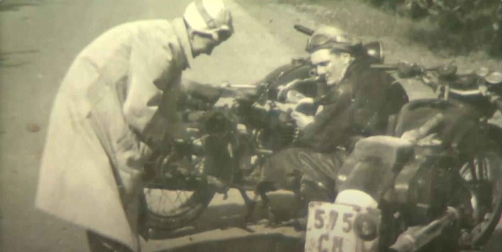 Libik György (jobbra) nemcsak kiválóan síelt, de rajongott az autókért és a motorokért