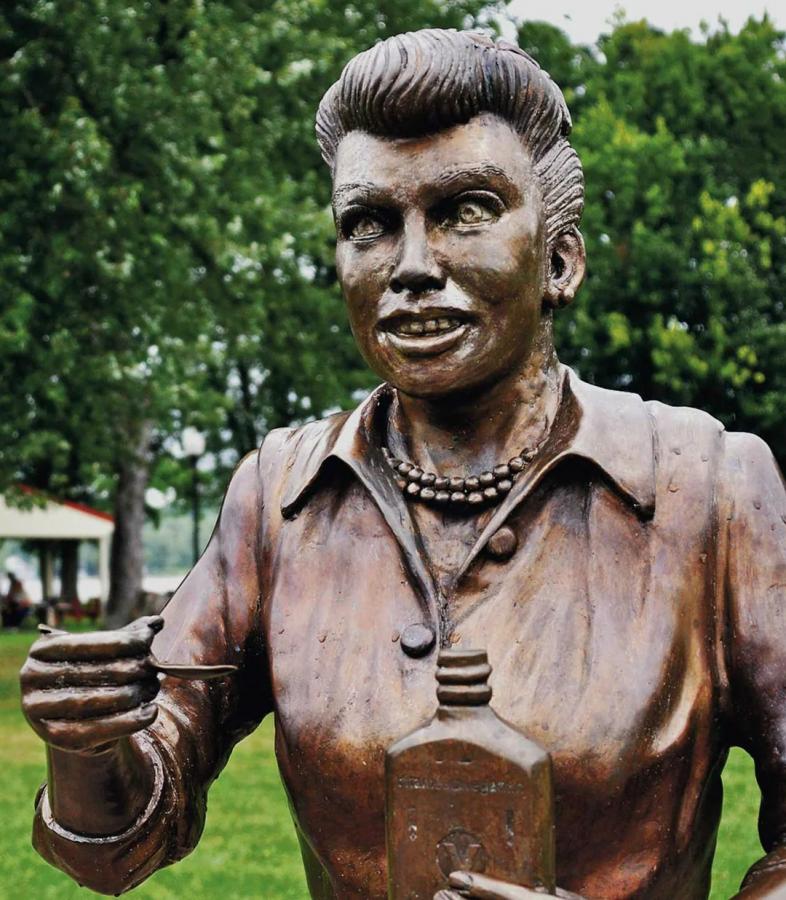 Lucille Ball szobrának mosolyát kritikusai hasonlították Steve Buscemi színészéhez és egy élőhalottéhoz is