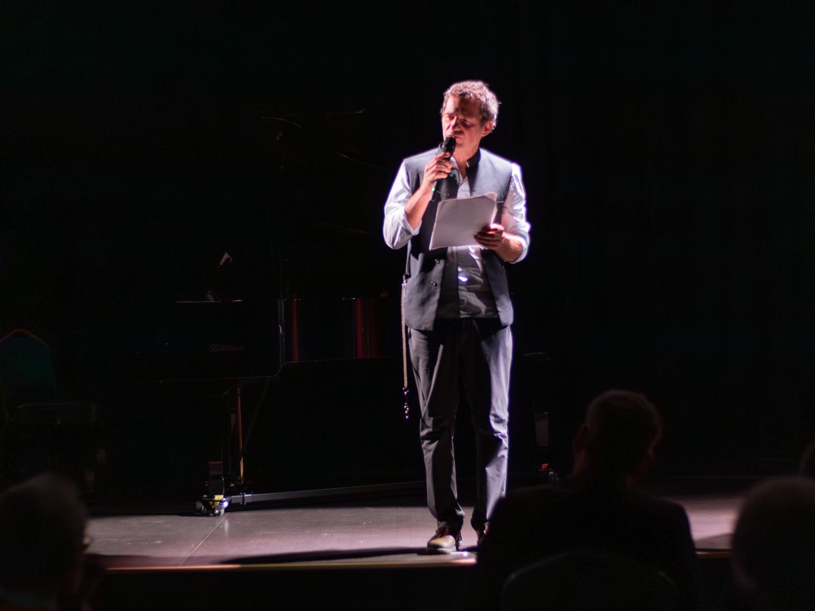 Röhrig Géza versei a gyermekkori magány legsötétebb bugyraiba engedtek bepillantást